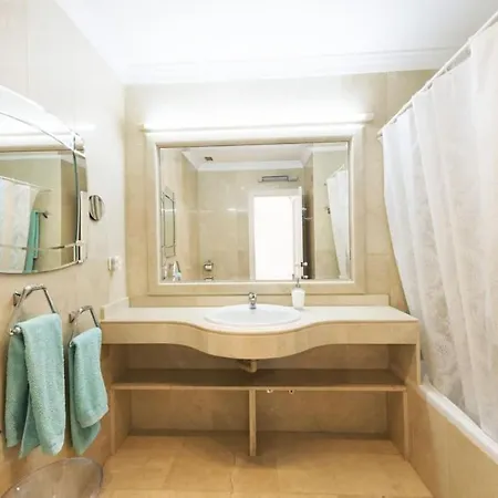 2 Bedroom Apartment, With Sea Views, In Puerto Banus Apartment *